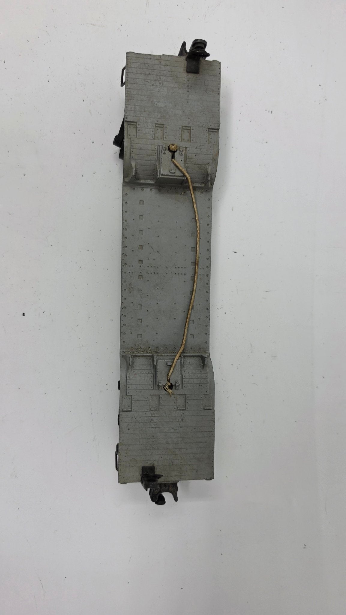 Lionel 6561 Gray Flat Car with Cable — Used (O Gauge)