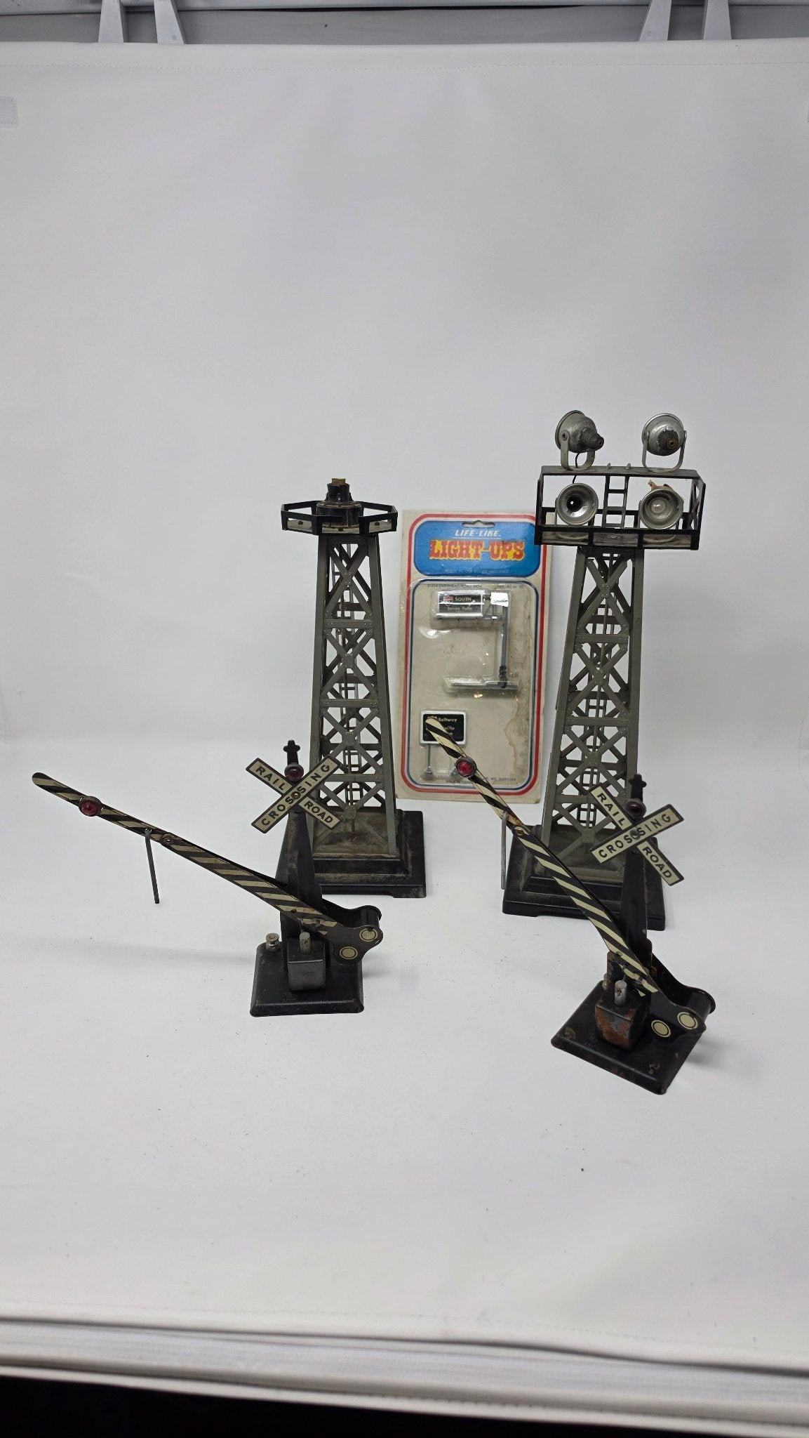 Used O Gauge Layout Accessory Bundle — 2 Spotlight Towers, 2 Crossing Gates, Life-Like Light-Ups
