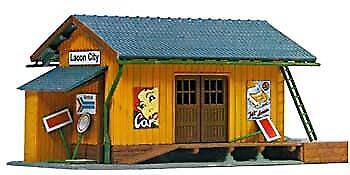 FARMINGDALE FREIGHT STATION BUILT-UP Model Power 694