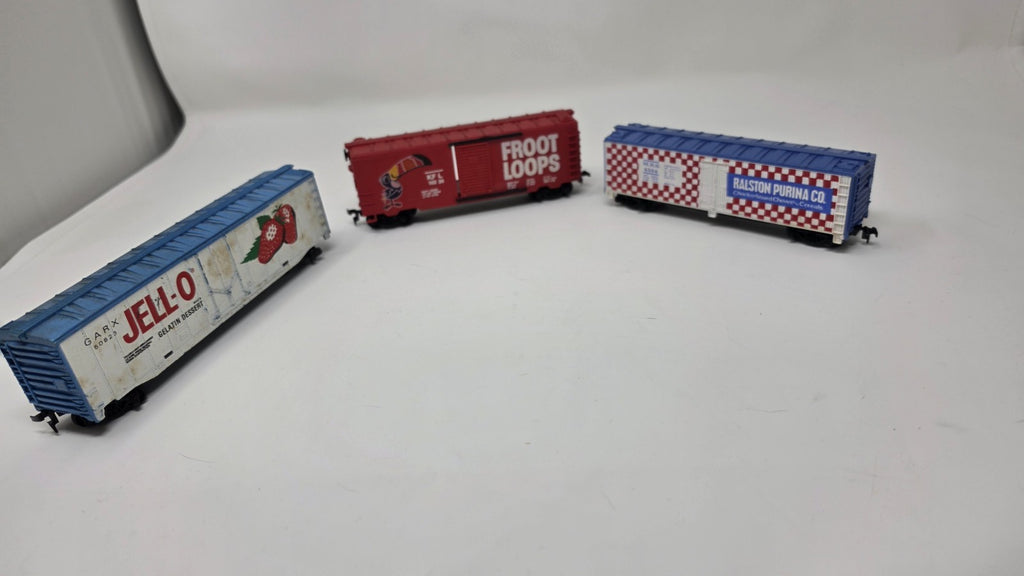 HO Box Cars With Logos