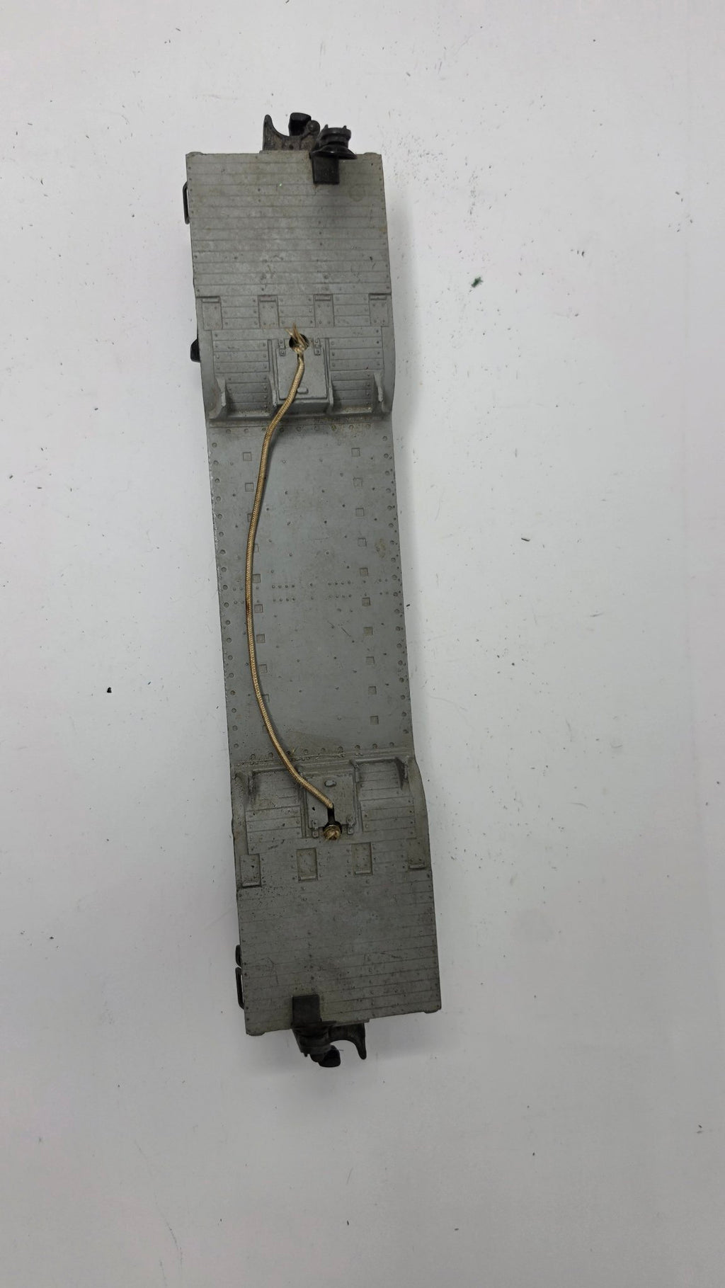 Lionel 6561 Gray Flat Car with Cable — Used (O Gauge)