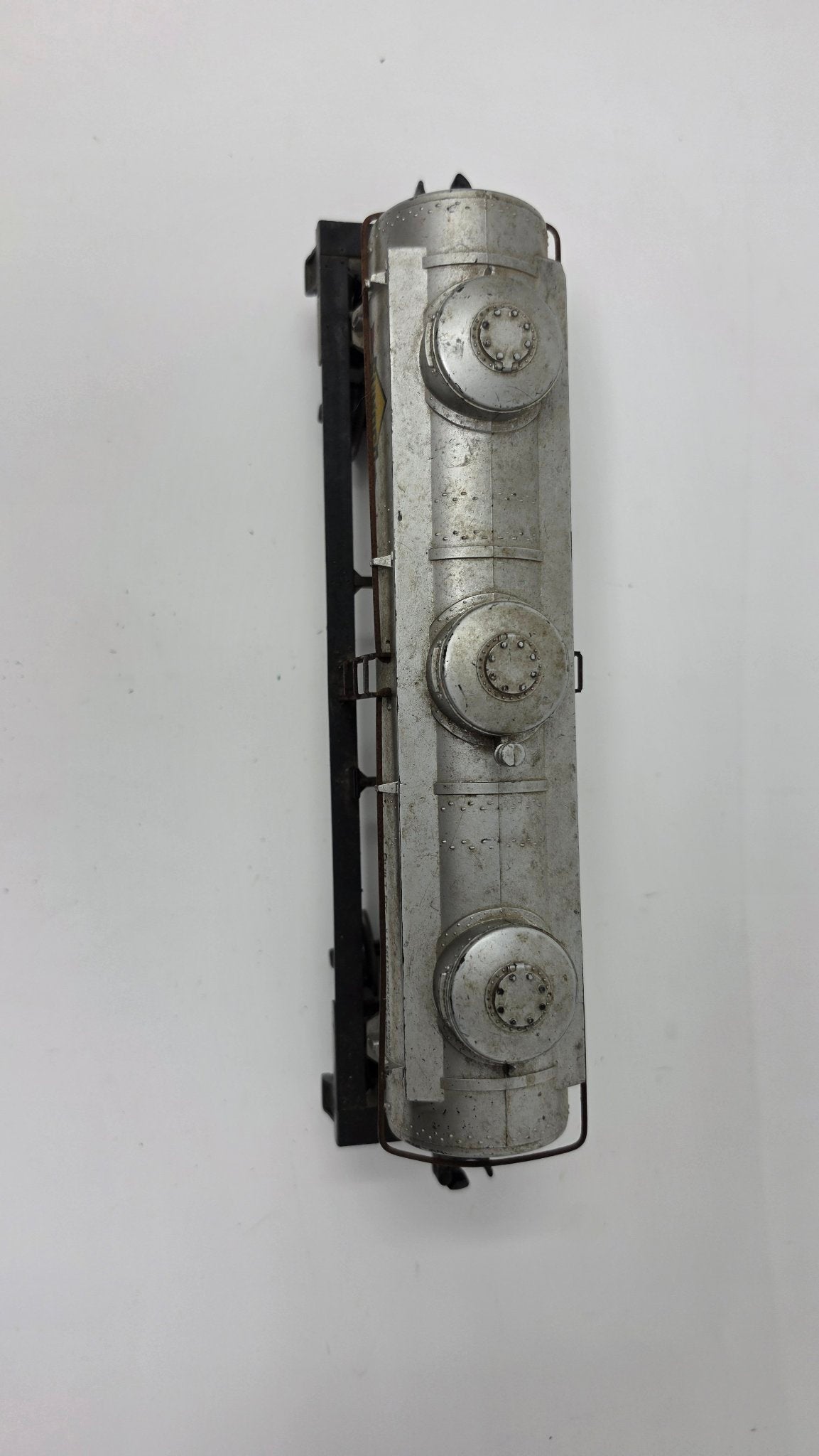 Lionel Sunoco 3-Dome Tank Car — Used (O Gauge)